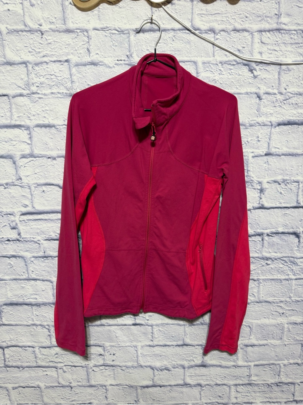 Vintage lululemon jacket 
Magenta pink 
Size 12 
Good condition